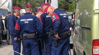 Látványpékségnek csúfolják a Belügyminisztériumot a rendőrök az elmaradt béremelés miatt