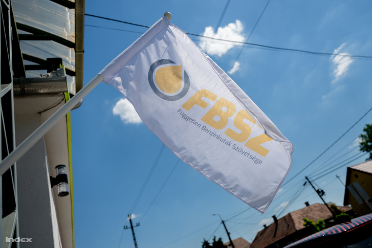 A Független Benzinkutak Szövetsége Egyesület zászlója 2026. június 26-án