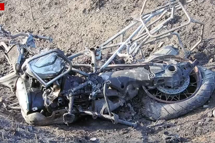 Elmérte a kanyart, elesett és 30 métert repült a motoros, mielőtt kigyulladt