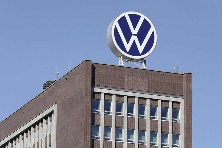 Bajban a Volkswagen: 50 ezer elbocsátás, négy gyárbezárás és modell-ritkítás következik
