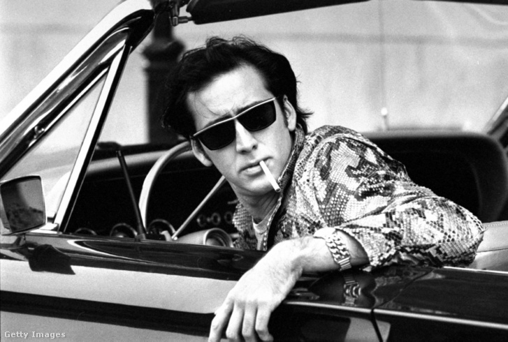 Nicolas Cage színész a Veszett a világ című film főhősének egyéniségét jelképező kígyóbőr zekében (a forgatás alatt New Orleansban). Az egész filmet végig cigizte szereplőtársaival, de szájából most csak egy cigaretta lóg