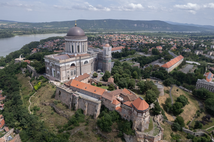 A drónnal készült felvételen a Nagyboldogasszony- és Szent Adalbert-főszékesegyház másik nevén az esztergomi bazilika előtérben az esztergomi vár középen jobbra a Déli Kanonoksor 2024. június 27-én
