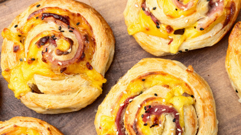 Roppanós baconös-sajtos csiga leveles tésztából