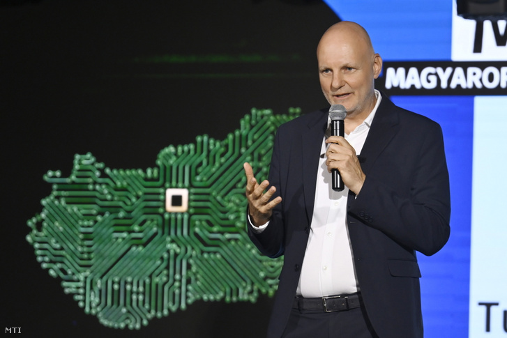 Tanács Zoltán tudományos és technológiai miniszter beszédet mond az M.I. a helyzet? - Magyarország a mesterséges intelligencia korában című, a Republikon Intézet évadnyitó konferenciáján Budapesten, az A38 Hajón 2026. szeptember 4-én
