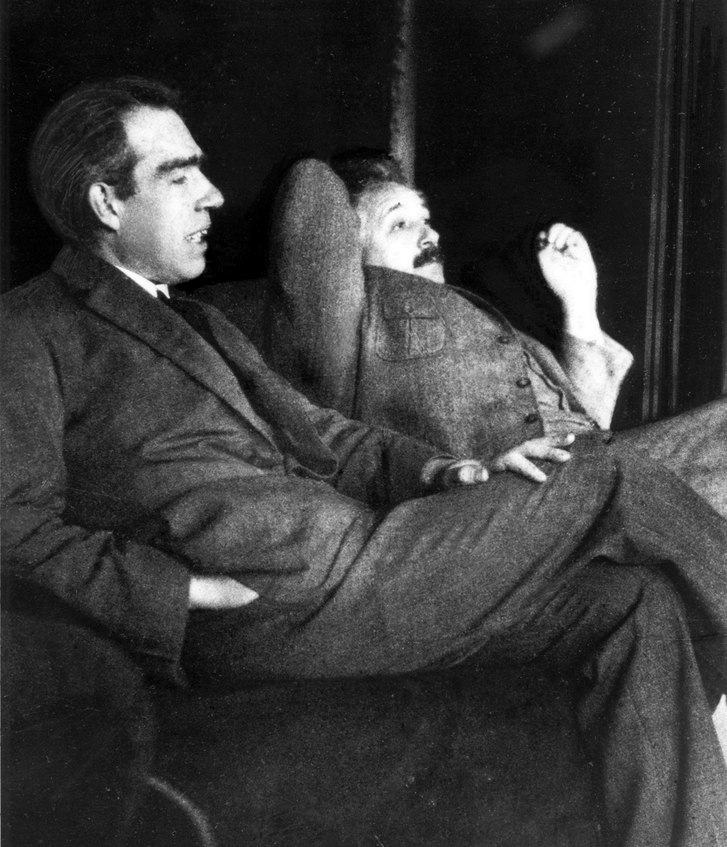 A fénykép egy Niels Bohr és Albert Einstein közötti kvantummechanikáról szóló nyilvános vita során készült 1925-ben. A két világhírű fizikus gyakran összekapott a sok szempontból számukra is érthetetlen kvantumvilág működésén