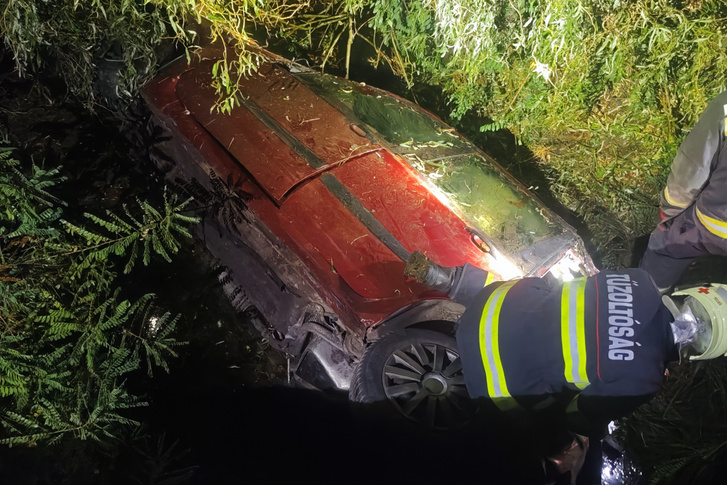 A vízbe borult autó a 4-es főút mellett, Püspökladánynál