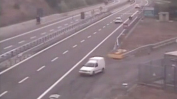 50 km-t ment a forgalommal szemben az autópályán, úgy kellett becserkészni