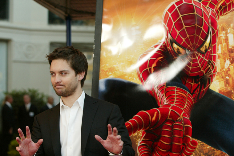 Tobey MaguireA Pókemberben Peter Parker 17 éves középiskolás, miközben a szerepet alakító Tobey Maguire 25 éves volt a szerep elnyerésekor, így nyolc évvel idősebb volt karakterénél