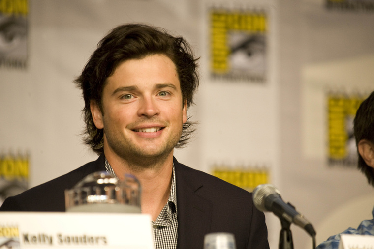 Tom WellingA Smallville című sorozatban Clark Kent mindössze 14 éves középiskolás az első epizódban, miközben az őt alakító Tom Welling 24 éves volt a forgatás idején, vagyis tíz évvel idősebb a karakterénél