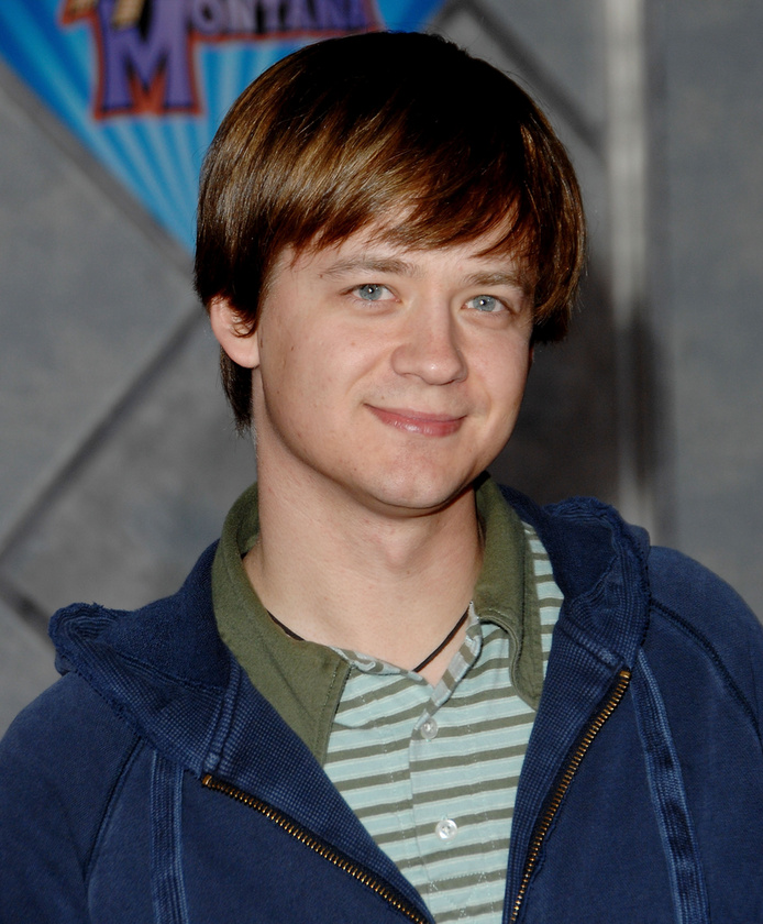 Jason EarlesA Hannah Montana sorozatban Jason Earles a 16 éves Jackson Stewartot alakítja, miközben a sorozat 2006-os indulásakor már 30 éves volt, vagyis 14 évvel idősebb a karakterénél