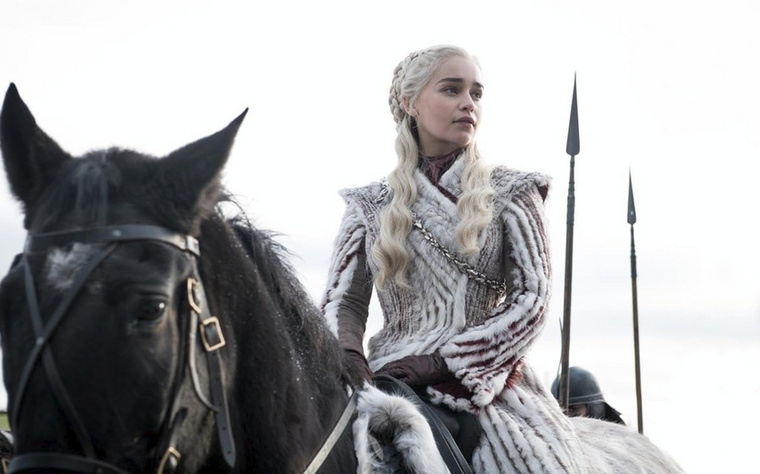Emilia ClarkeA Trónok harca című népszerű sorozatban Daenerys Targaryen a történet szerint körülbelül 17 éves, miközben a szerepet alakító Emilia Clarke 24 éves volt a premier idejekor