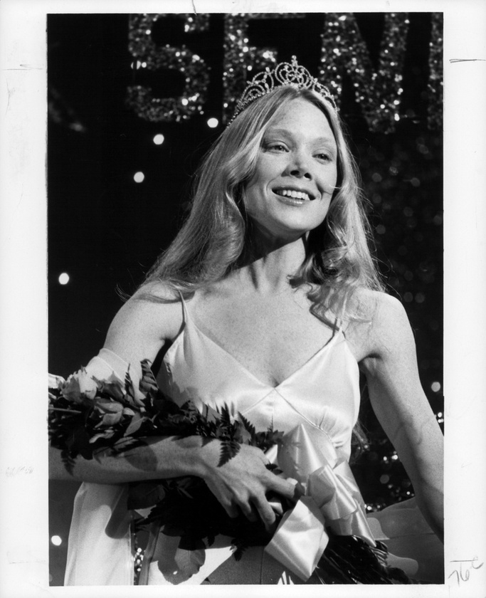 Sissy SpacekA Carrie című filmben Sissy Spacek egy 16 éves lányt, Carrie White-ot alakítja, miközben a forgatás idején már 26 éves volt, így tíz évvel idősebb volt a karakterénél