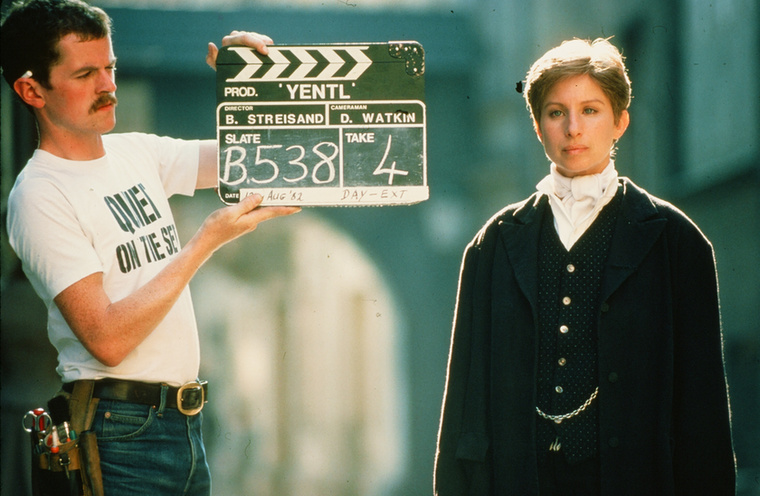 Barbra StreisandA Yentl című filmben Barbra Streisand a 17 éves címszereplőt alakítja, miközben a forgatás idején 39 éves volt, így 22 évvel idősebb volt karakterénél