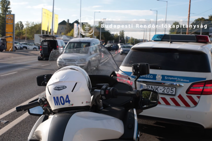 Képernyőfelvétel a 2026. szeptember 4-én rendőrség által közzétett videóból, amely a baleset helyszínén készült