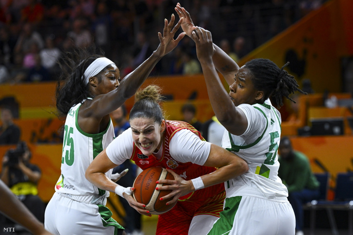 Takács-Kiss Virág (k) valamint a nigériai Victoria Macaulay (b) és Jordan Obi a női kosárlabda-világbajnokság B csoportjának második fordulójában játszott Magyarország - Nigéria mérkőzésen a berlini Max Schmeling Csarnokban 2026. szeptember 5-én