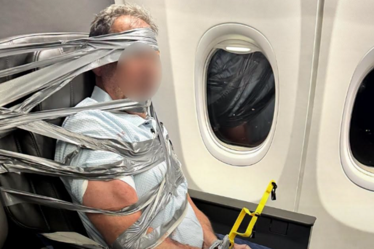 Elszabadult a pokol, a repülőgép üléséhez ragasztószalagoztak egy őrjöngő utast, majd kényszerleszállást hajtottak végre