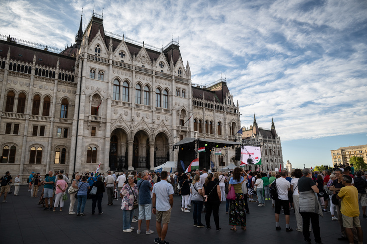 Elkezdődött az újabb kormányellenes tüntetés