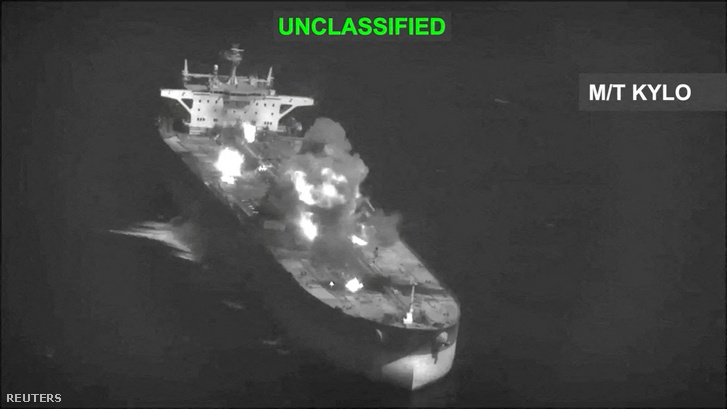 Tűz és füst emelkedik a magasba az Egyesült Államok Középső Parancsnoksága (CENTCOM) szerint iráni olajszállító hajók ellen végrehajtott csapások során, ismeretlen helyszínen. A felvétel egy 2026. szeptember 5-én közzétett videóból származó képernyőkép
