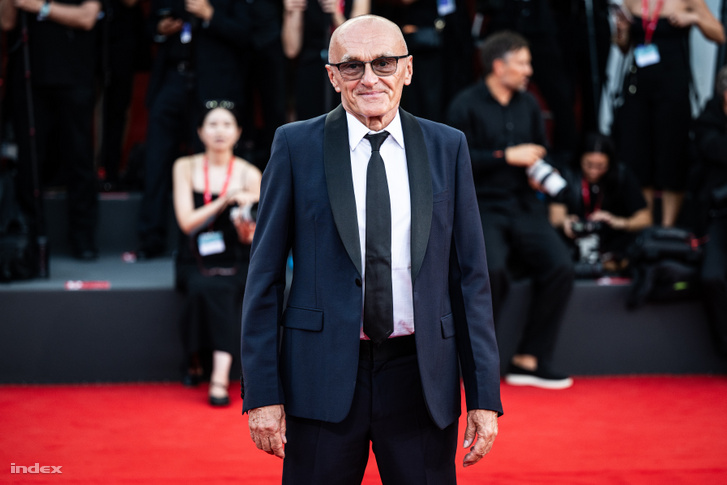 Danny Boyle a vörös szőnyegen 2026. szeptember 3-án a Velencei filmfesztiválon