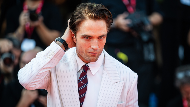 Továbbra is hatalmas divat a&nbsp;meztelenruha, Velencében Robert Pattinson is a vörös szőnyegre lépett