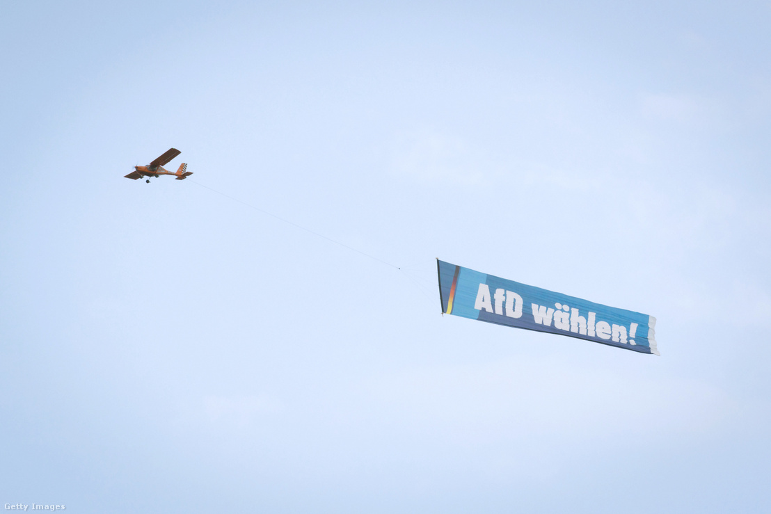 Az Alternative für Deutschland (AfD) párt „AfD-re szavazz!” feliratú molinóját vontató repülőgép 2026. szeptember 1-jén a németországi Magdeburgban