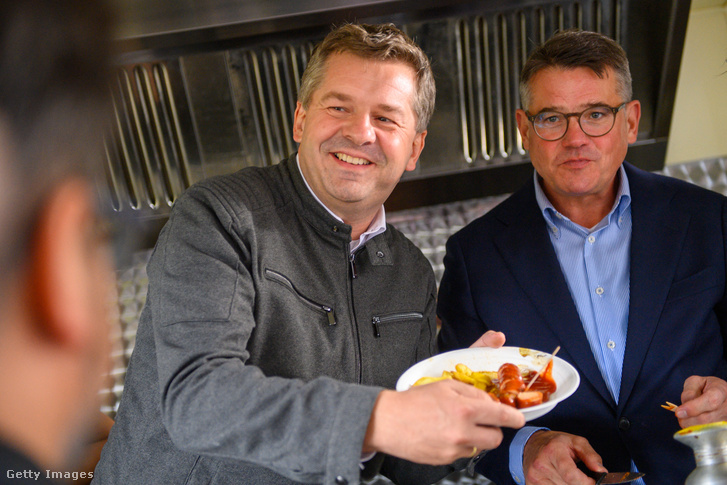 Sven Schulze (CDU), Szász-Anhalt miniszterelnöke és Boris Rhein (jobbra, CDU), Hessen miniszterelnöke currywurstot szolgálnak fel egy ételárusító furgonnál. Az esemény a CDU választási kampányának része volt. A szász-anhalti tartományi választást 2026. szeptember 6-án tartják