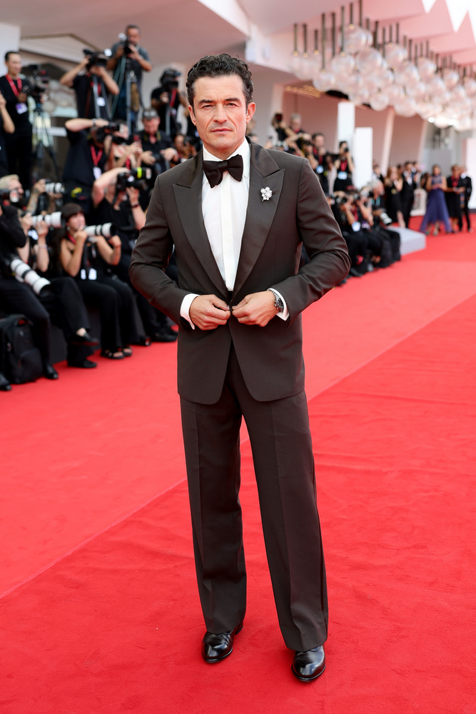 Orlando Bloom nem gondolta túl az öltözködést: egy hagyományos, mégis mindig működő Zenga öltönyben jelent meg.