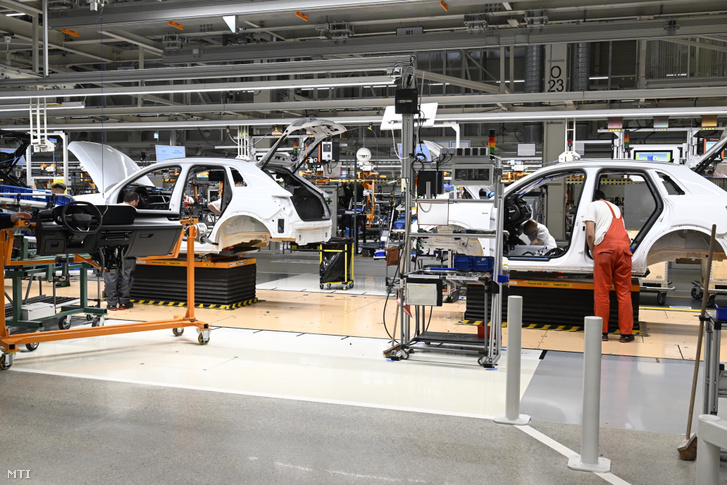 Dolgozók az Audi Hungaria győri gyárában 2025. július 10-én