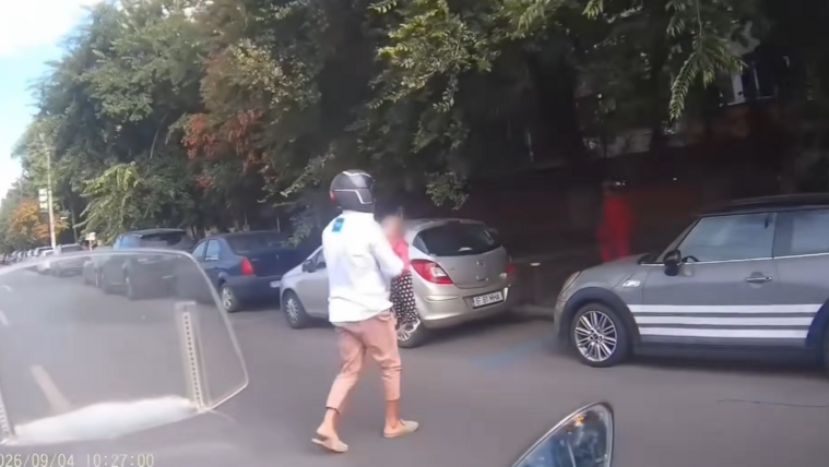 Autók között bolyongott egy kétéves kislány, egy korábbi valóságshow szereplője mentette meg