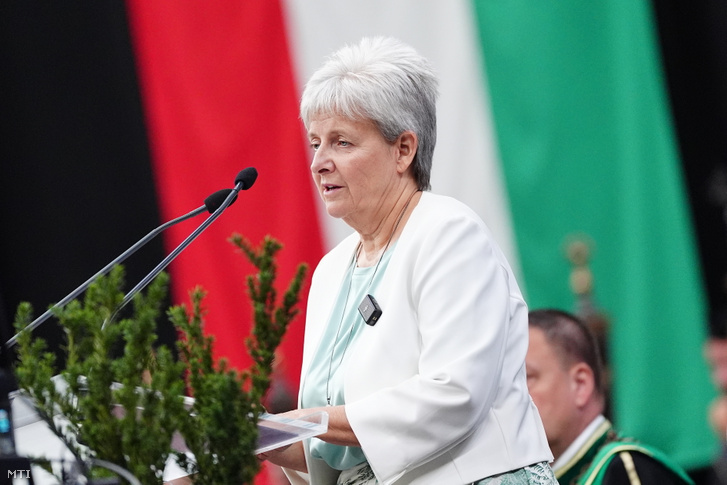 Lannert Judit oktatási és gyermekügyi miniszter beszédet mond a Debreceni Egyetem tanévnyitó ünnepi, nyilvános szenátusi ülésén a debreceni Főnix Arénában 2026. szeptember 6-án