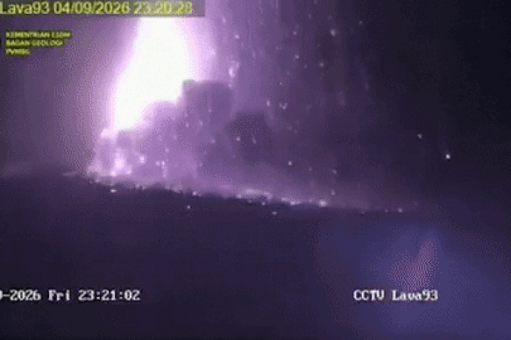Videón a tűzoszlop, feltámadt a 35 ezer embert meggyilkoló szörny gyermeke, lávát okád az Anak Krakatoa