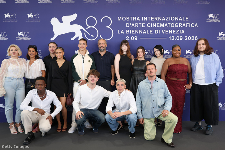 A 15/18 – A Place To Heal című film szereplői és stábtagjai részt vesznek a film fotózásán a 83. Velencei Nemzetközi Filmfesztivál keretében, a Palazzo del Casinóban, 2026. szeptember 4-én