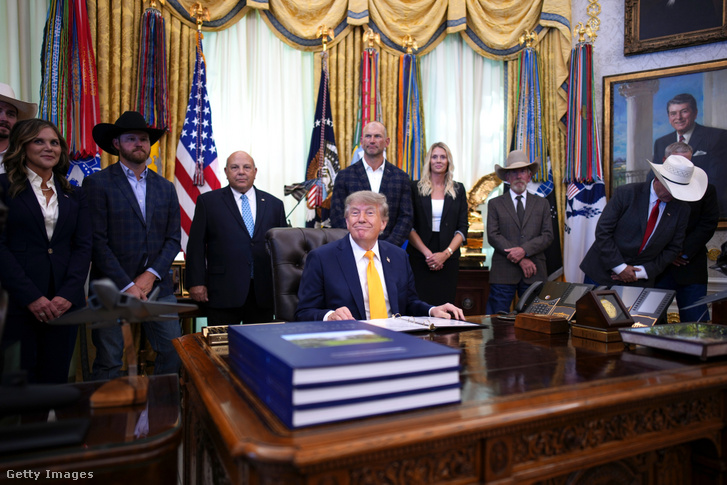 Donald Trump amerikai elnök (középen) felszólal a Fehér Ház Ovális Irodájában rendezett mezőgazdasági eseményen 2026. szeptember 4-én Washingtonban