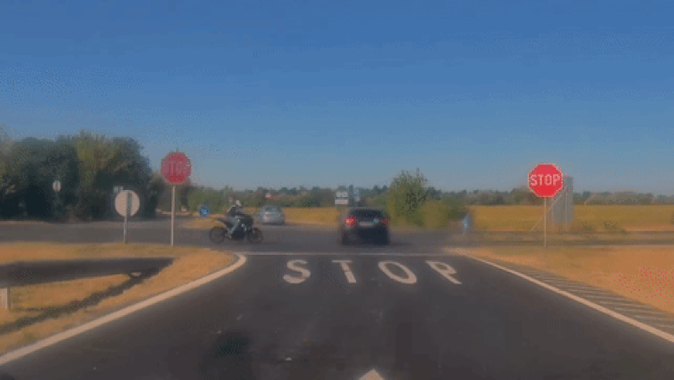 Megrázó baleseti videót tett közzé a&nbsp;rendőrség, motoros csapódott az&nbsp;autónak