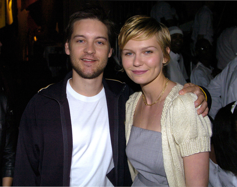 Kirsten Dunst és Tobey MaguireA Pókember ikonikus, fejjel lefelé forgatott csókjelenete a nézők számára romantikus, Tobey Maguire számára viszont majdnem fullasztó élmény volt