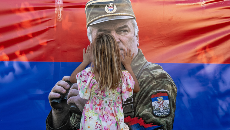 Ezrek lepték el Belgrádot Ratko Mladics, Bosznia mészárosa temetésén, döbbenetesek a képek