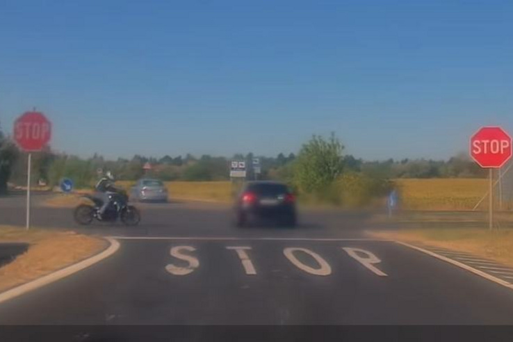 Videón, ahogy oldalról egy Audiba csapódik egy motoros