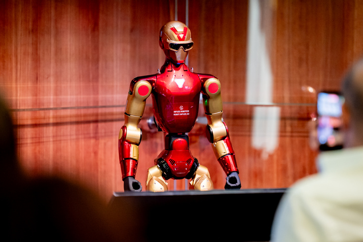Pillanatok alatt buktatta meg a humanoid robotot az ELTE rektora a színpadon