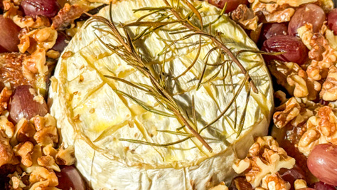 Sült füge camembert-rel, szőlővel és dióval