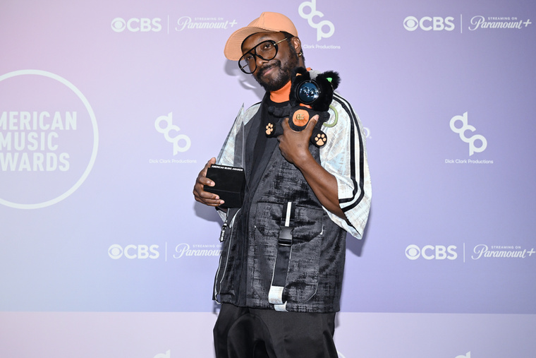Will.i.amWill.i.am egy interjú után már nyugodtan felállhatott volna és továbbmehetett volna a következő programjára, de ehelyett maradt, mert észrevette, hogy az egyik újságíró gyorsírással jegyzetel