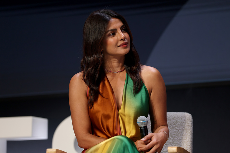 Priyanka ChopraAhad Sanwari mindössze 19 éves volt, amikor fiatal újságíróként részt vett élete első sajtótájékoztatóján Indiában