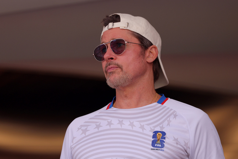Brad PittBrad Pitt a Blöff premierje utáni partin döntött úgy, hogy egy időre szerepet cserél a személyzettel