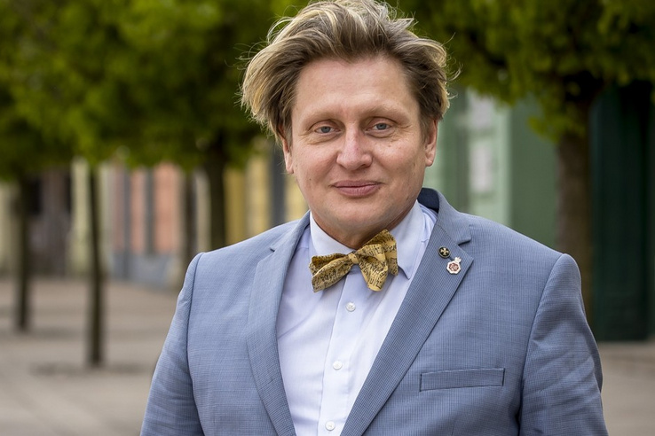 Van aki lakást vesz, Varnus Xavér falusi templomot