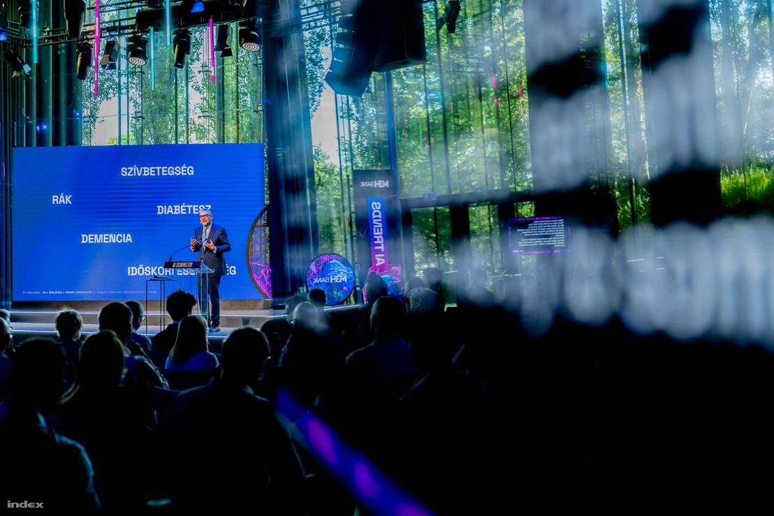 Az „AI x Biológia = Homo longaevus” című előadásban Kóka János, a Doktor24 elnöke az AI SUMMIT Budapest rendezvényen 2026. szeptember 8-án