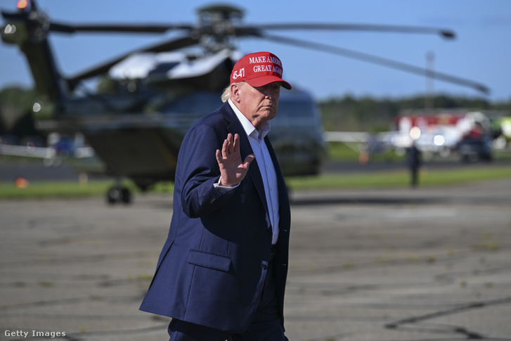 Donald Trump amerikai elnök, miközben az Air Force One fedélzetére tart 2026. szeptember 7-én a New Jersey állambeli Morristownban