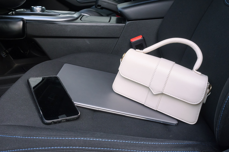 Laptop, telefon és más elektronikai eszközökEgy autóban hagyott laptop vagy telefon rögtön két problémát is jelenthet