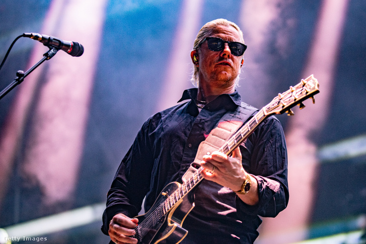 Paul Banks énekes és frontember koncert közben lép fel a színpadon. Az amerikai Interpol post-punk revival együttes a bolognai Parco delle Caserme Rosse területén megrendezett Sequoie Music Park nyári fesztivál fő fellépőjeként adott koncertet 2026. július 16-án