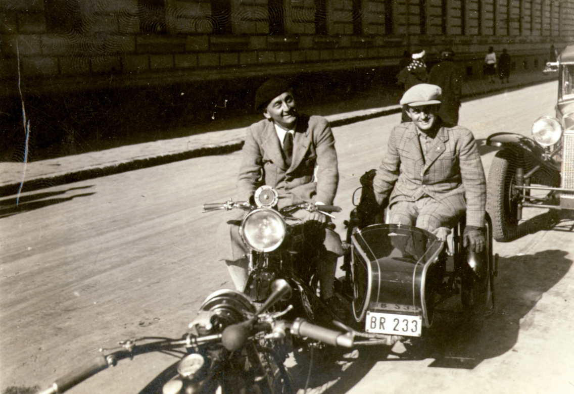 Szent-Györgyi Albert (balra) Urbach László motorkerékpár-versenyzővel