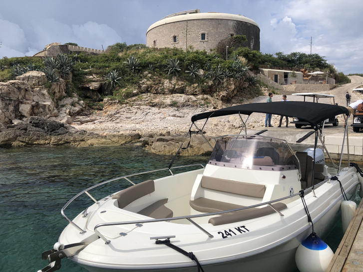 Gyorsjáratú motoros a Kotori-öbölben, Porto Montenegrónál, Mamula szigetén
