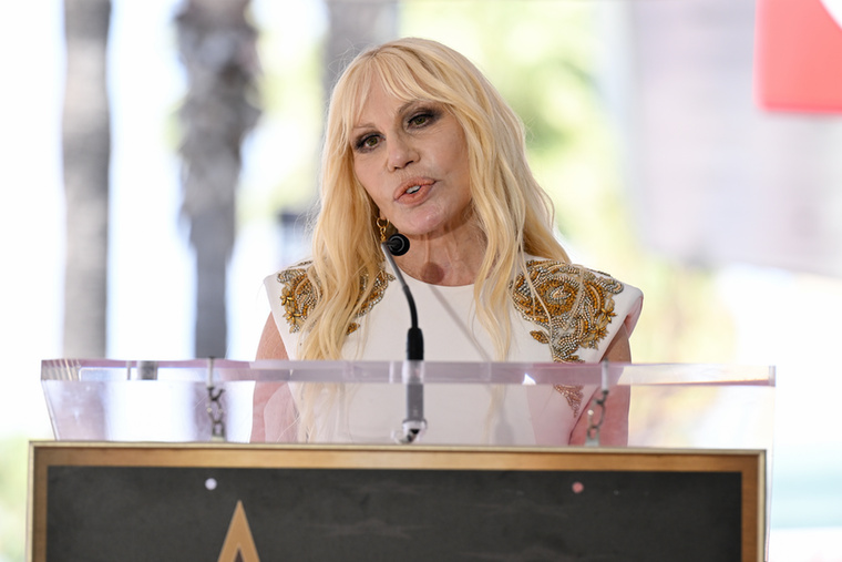 Donatella VersaceDiana hercegné nem állt szoros személyes kapcsolatban Donatella Versacéval, bátyjával, Gianni Versacéval azonban kifejezetten jó viszonyt ápolt